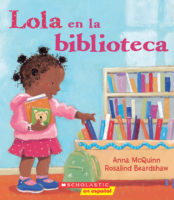 Lola en la biblioteca